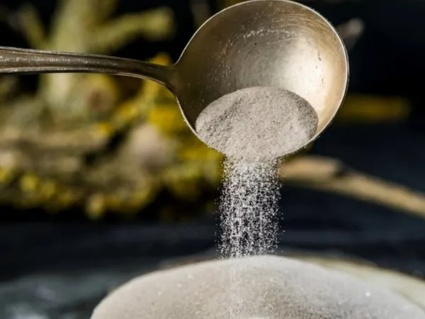 Räuchersand rieselt von einem Löffel in eine Schale